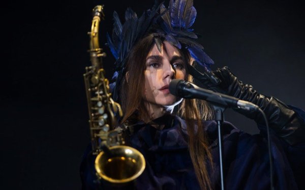 [另类摇滚 Alternative Rock] PJ Harvey - Live at Les Nuits de Fourvière 2016：古罗马剧场的吟游诗篇，希望六号的现场献祭