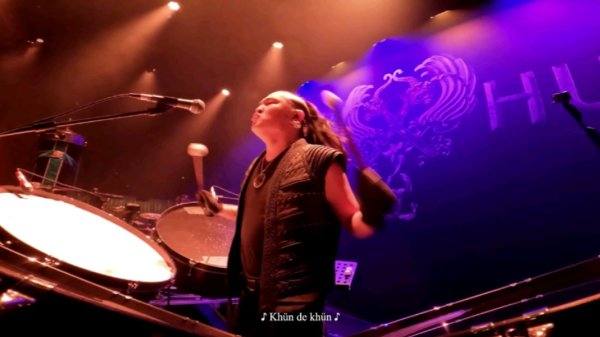 [民谣金属 Folk Metal] 胡乐团 The Hu - Live Performance (Official Video)：匈奴摇滚的格拉斯顿伯里现场，蒙古战歌响彻世界舞台