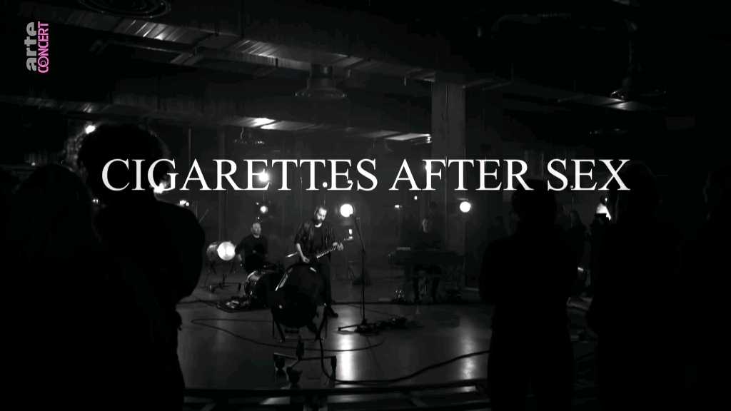 [Slowcore, 慢核] 事后烟乐队（Cigarettes After Sex）- 法国演唱会：烟雾弥漫中的梦幻氛围，适合夜晚独处的沉浸式治愈现场