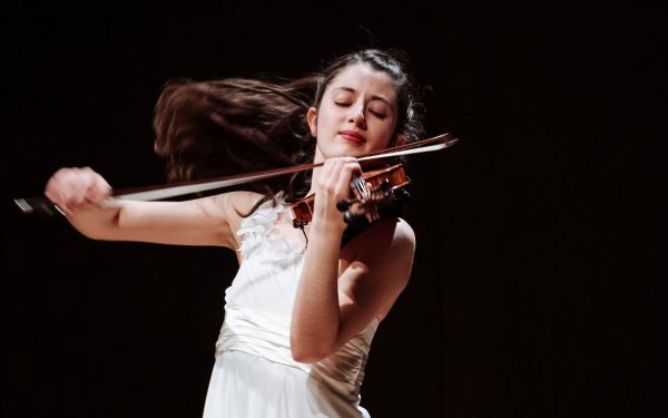 [古典乐 Classical] 玛丽亚·杜埃尼亚斯María Dueñas - Bruch Violin Concerto No.1 & Brahms Symphony No.4：斯皮瓦科夫音乐节上的西班牙新星